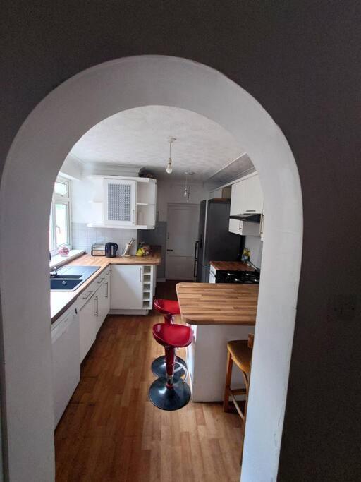 Edwardian 4 Bedrooms With 4 Bathrooms Townhouse, Next To Underground, Accommodates 10 People لندن المظهر الخارجي الصورة