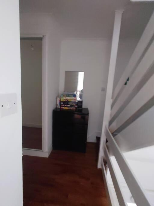 Edwardian 4 Bedrooms With 4 Bathrooms Townhouse, Next To Underground, Accommodates 10 People لندن المظهر الخارجي الصورة