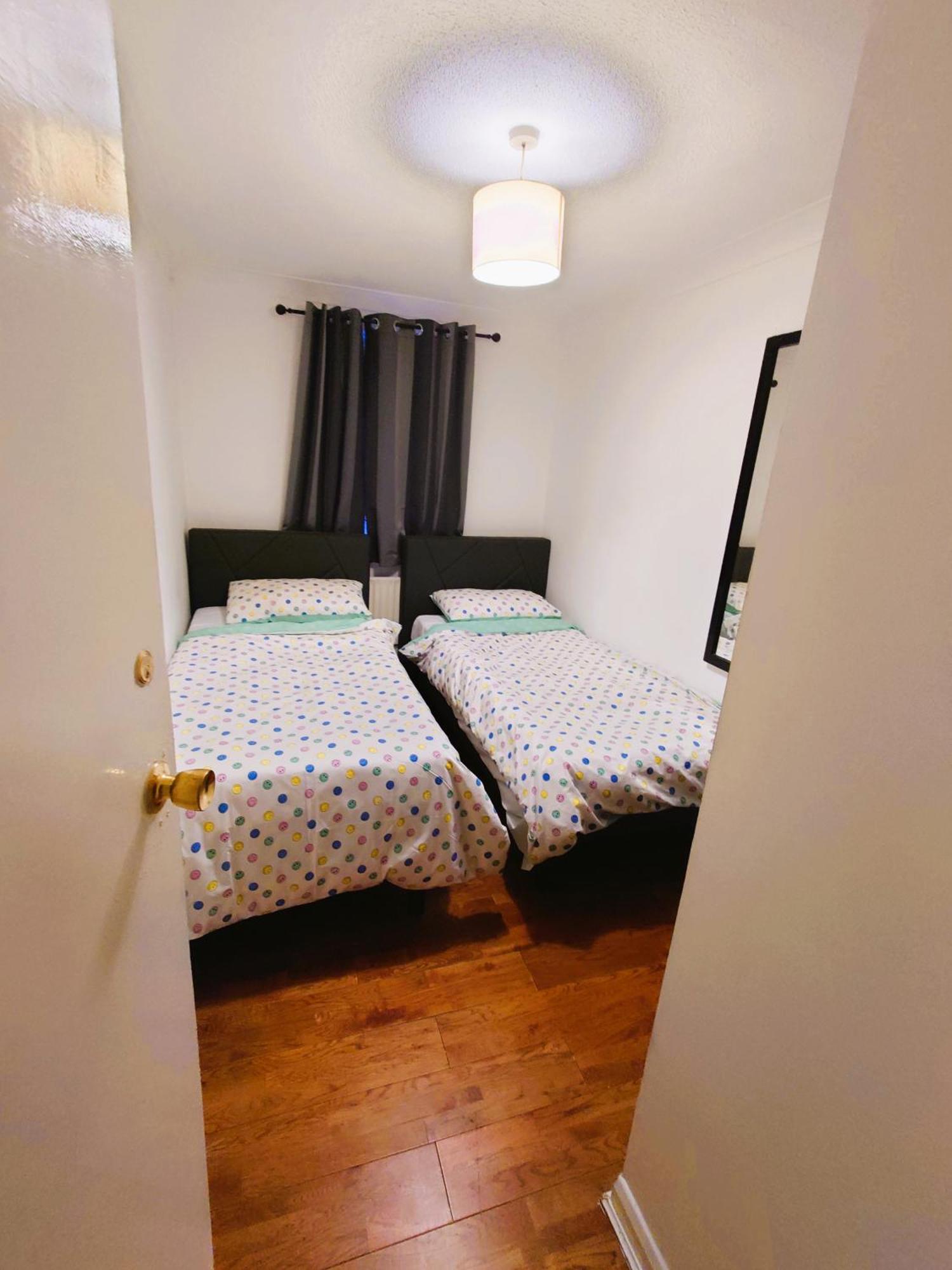 Edwardian 4 Bedrooms With 4 Bathrooms Townhouse, Next To Underground, Accommodates 10 People لندن المظهر الخارجي الصورة